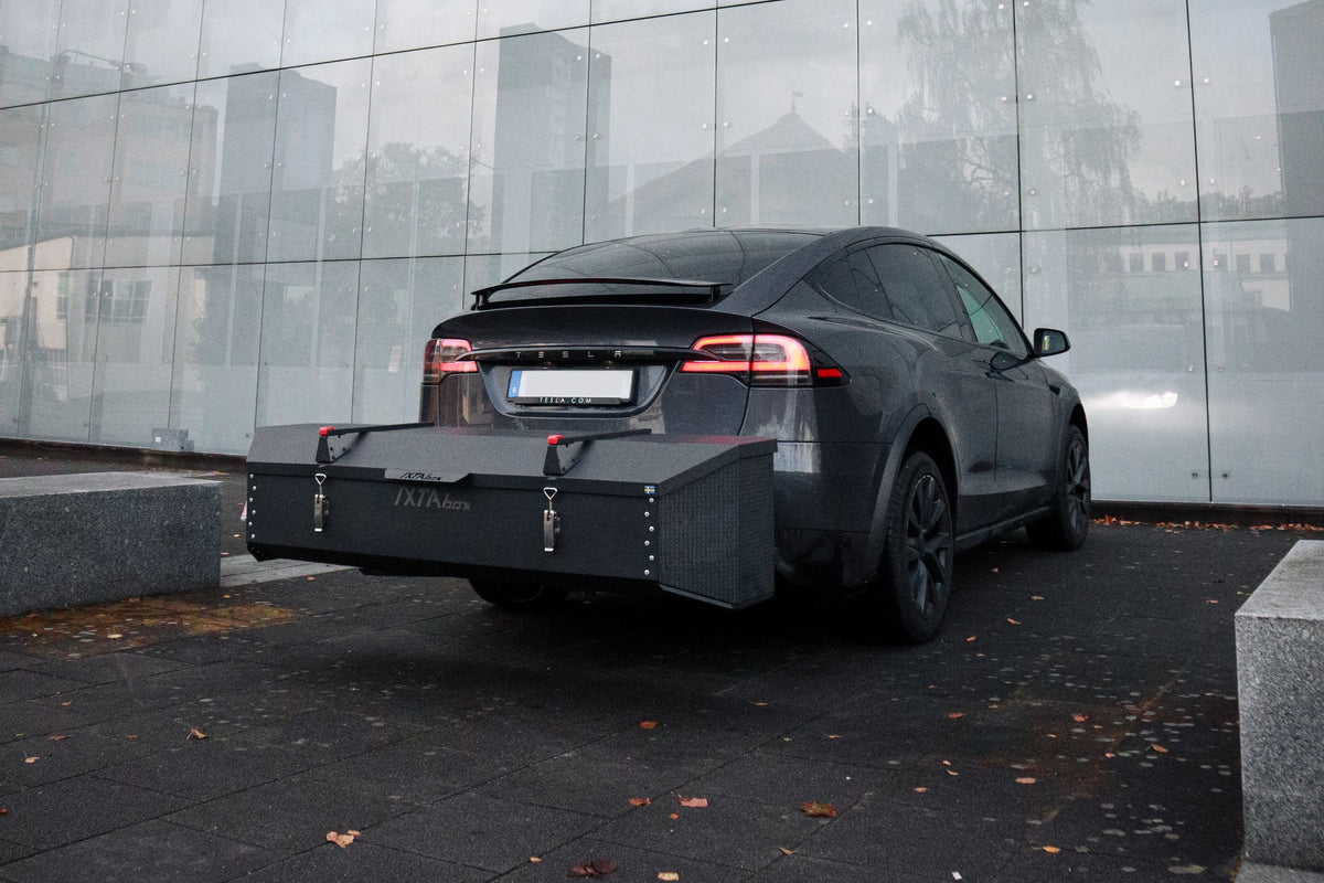 Tesla mit einer an der Anhängerkupplung montierten IXTAbox